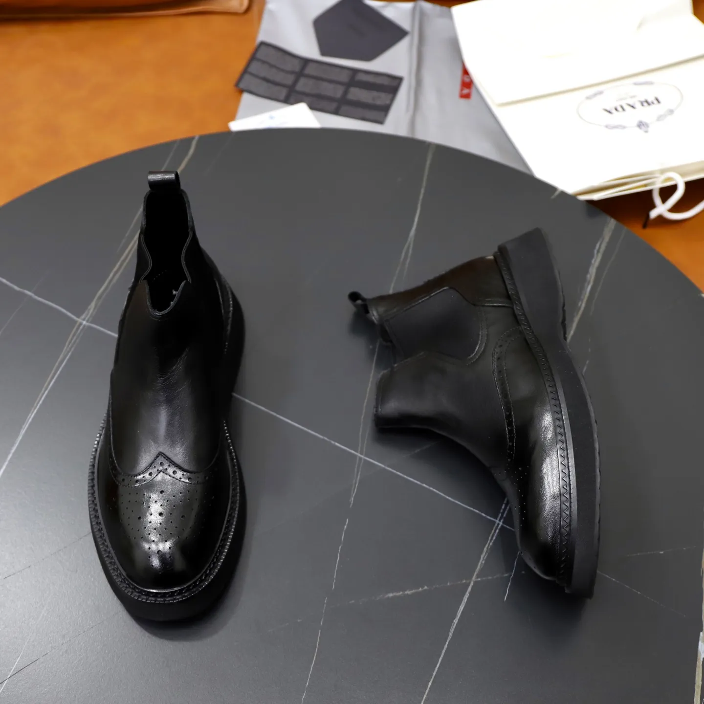 Ex-factory price: 680💰🙅‍♂️🙅‍♂️🙅‍♂️Fellow lining Cowhide lining Brand: PRADA Standard code: 38-44 (45 customized) Grade: Same style as the official website Material: Original high-grade cowhide surface Comfortable velvet lining Cowhide lining optional Non-slip soft wear-resistant outsole Style category: Men's fashionable casual boots Distinguished luxury brand elements Top luxury color: actual picture color